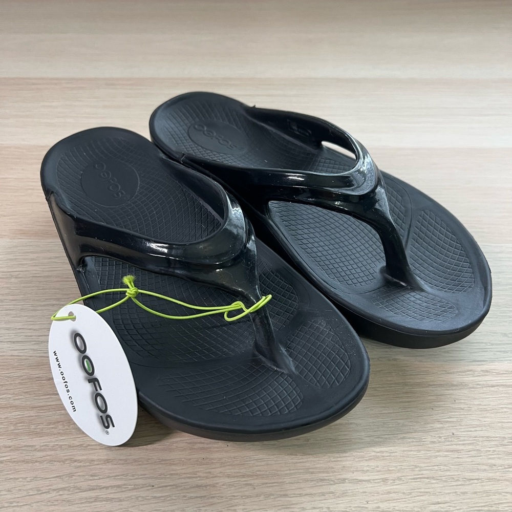 OOFOS Black OOlala Flip Flop Sandals Women’s Size 6 NWT
